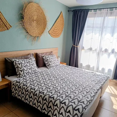 דירה Greatly Located With Heated Pool, Cristianos