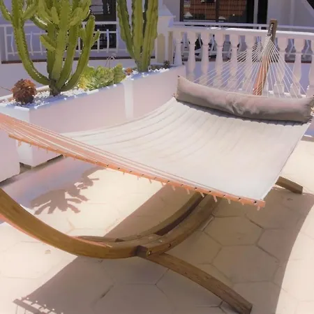 Apartment Greatly Located With Heated Pool, Cristianos Los Cristianos (Tenerife)
