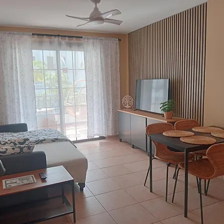 Greatly Located With Heated Pool, Cristianos Apartment