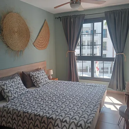 Greatly Located With Heated Pool, Cristianos Apartment *