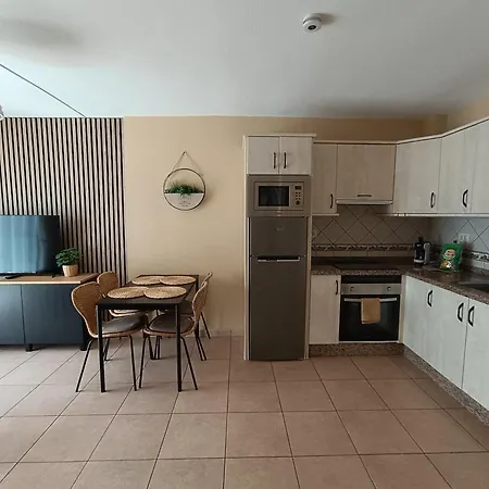 Greatly Located With Heated Pool, Cristianos Apartment