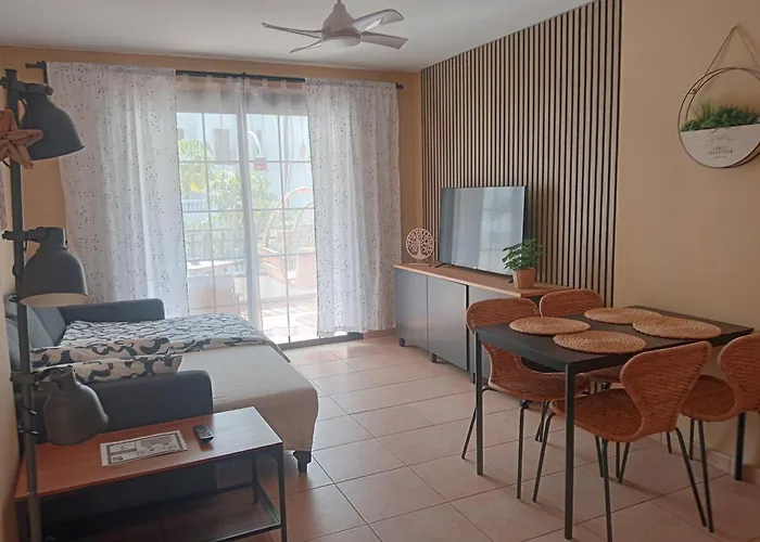 Greatly Located With Heated Pool, Cristianos Daire