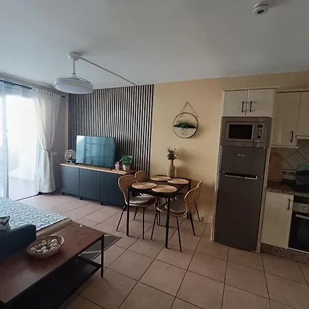 Greatly Located With Heated Pool, Cristianos Daire