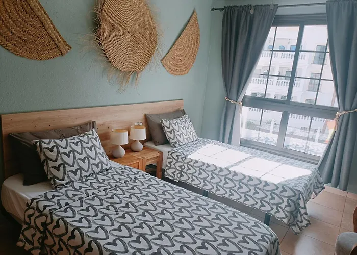 Lejlighed Greatly Located With Heated Pool, Cristianos